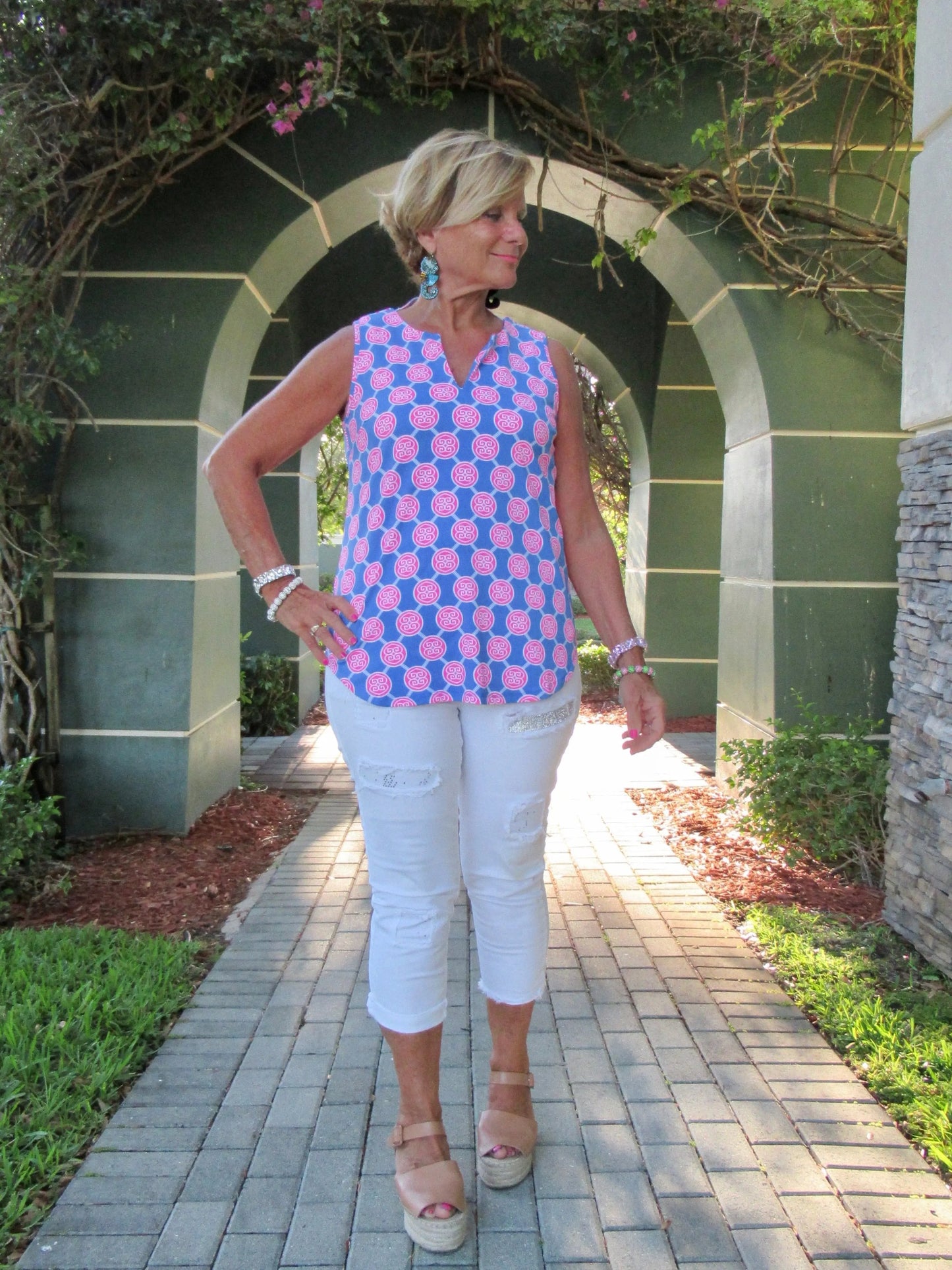 MEDALLION SLEEVESS V-NECK