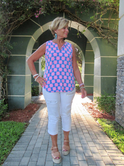 MEDALLION SLEEVESS V-NECK