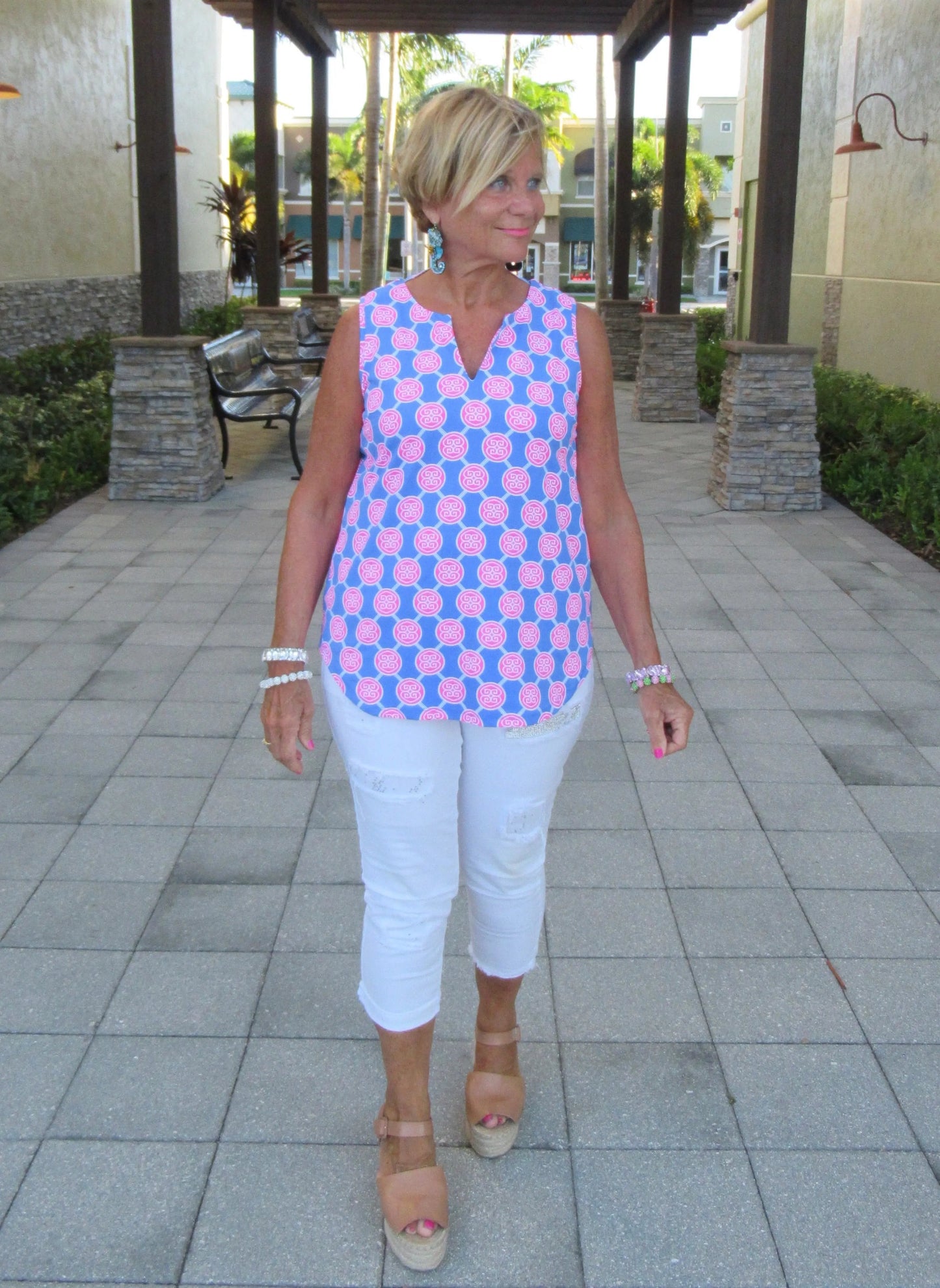 MEDALLION SLEEVESS V-NECK