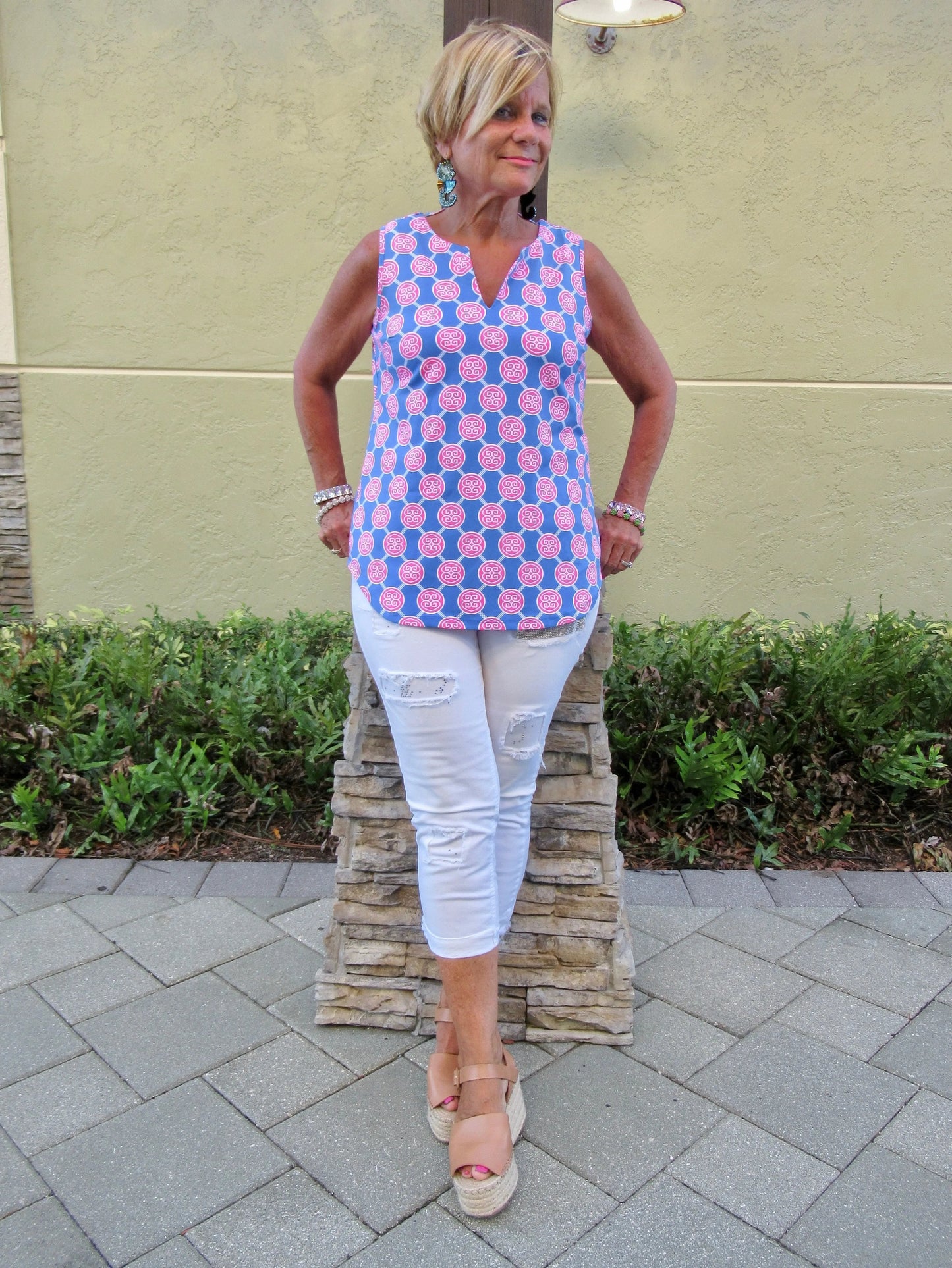 MEDALLION SLEEVESS V-NECK