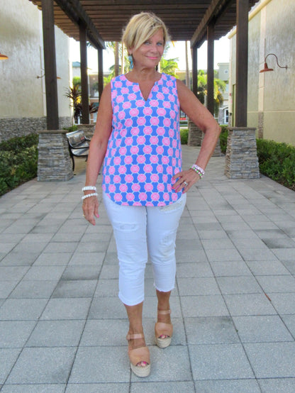 MEDALLION SLEEVESS V-NECK