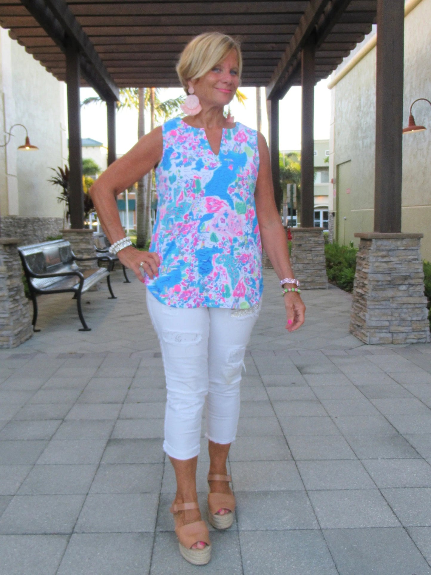 PALM BEACH SLEEVLESS V-NECK