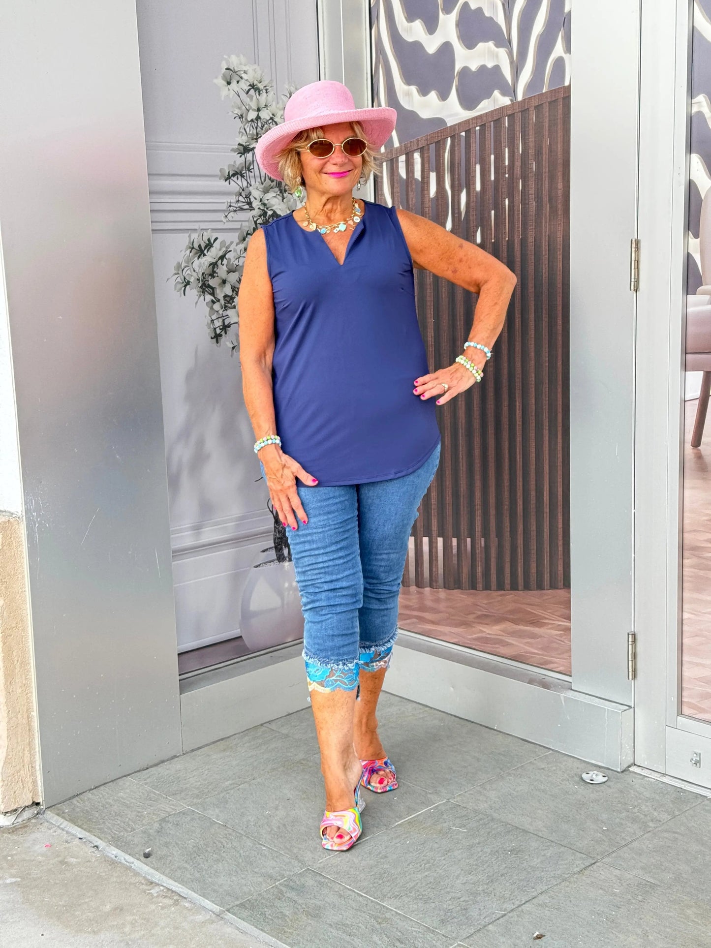 NAVY SLEEVELESS V-NECKl TOP
