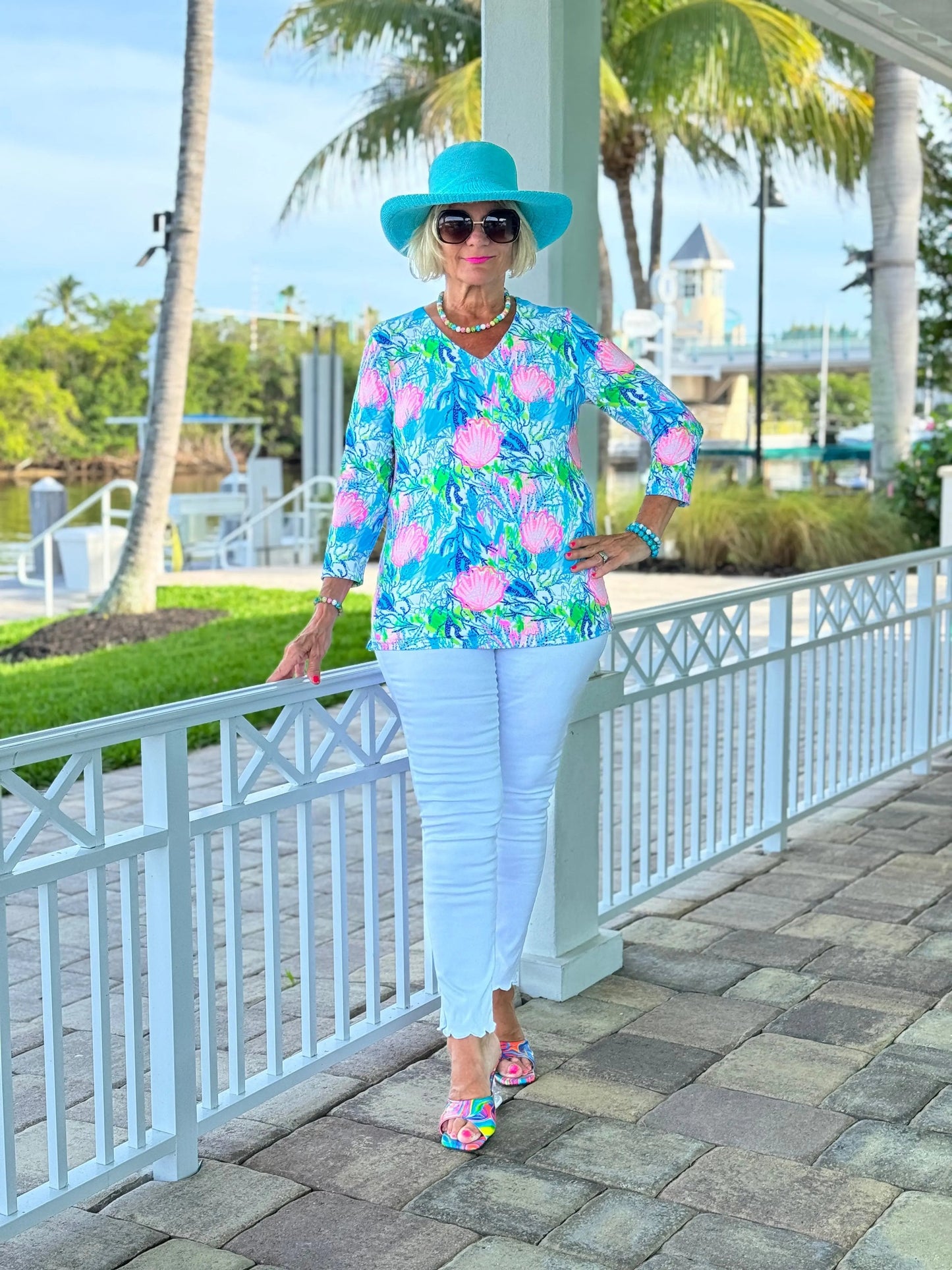 SEASHELL BEACH V NECK