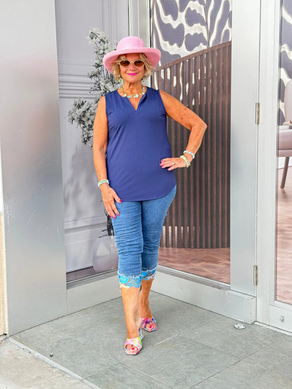 NAVY SLEEVELESS V-NECKl TOP