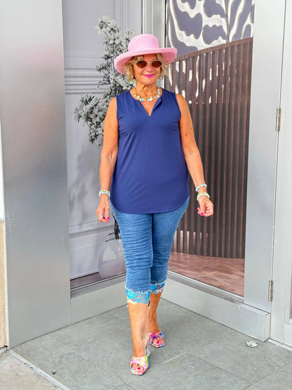 NAVY SLEEVELESS V-NECKl TOP