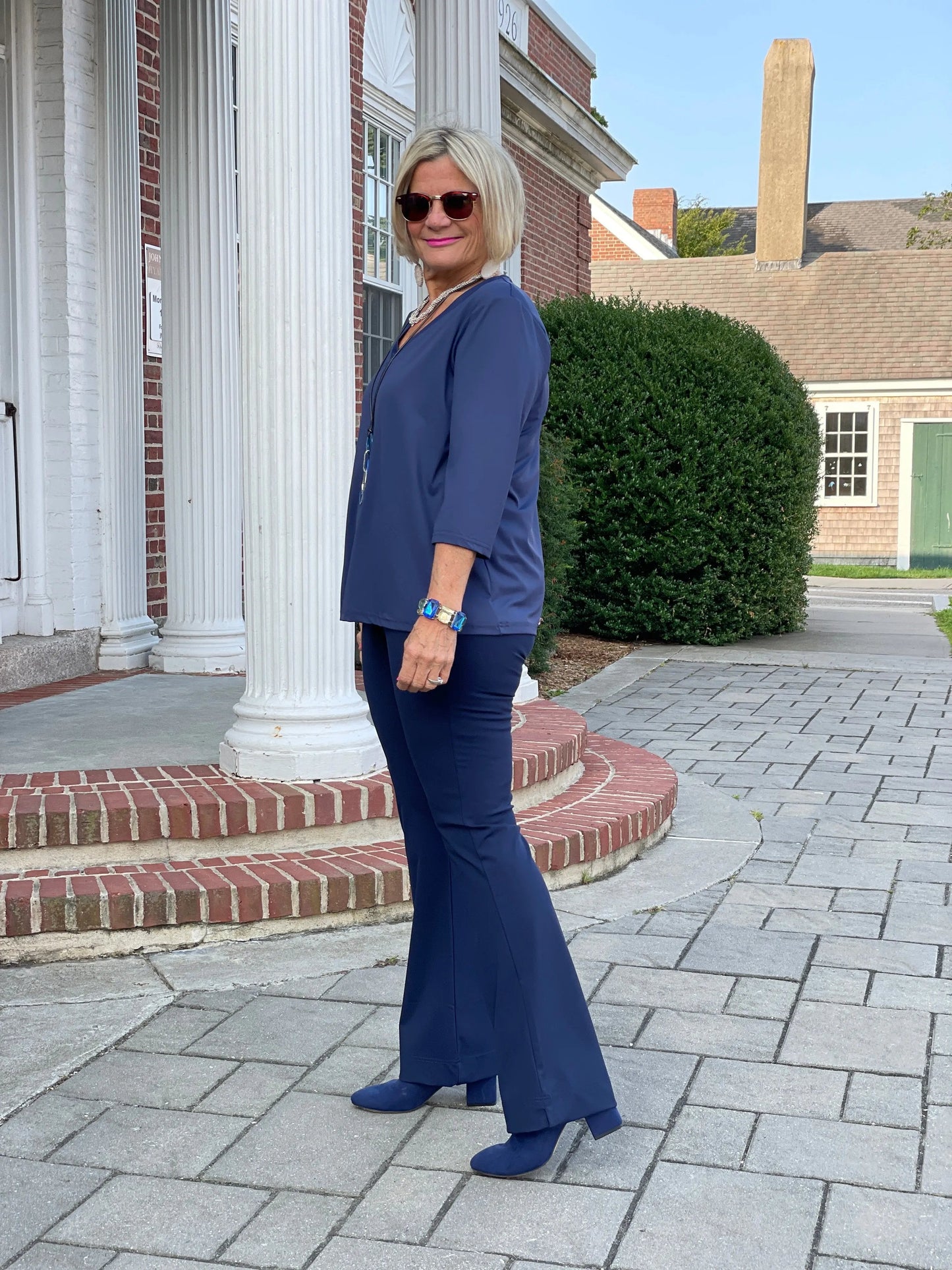 NAVY TAILORED V SLEEVE