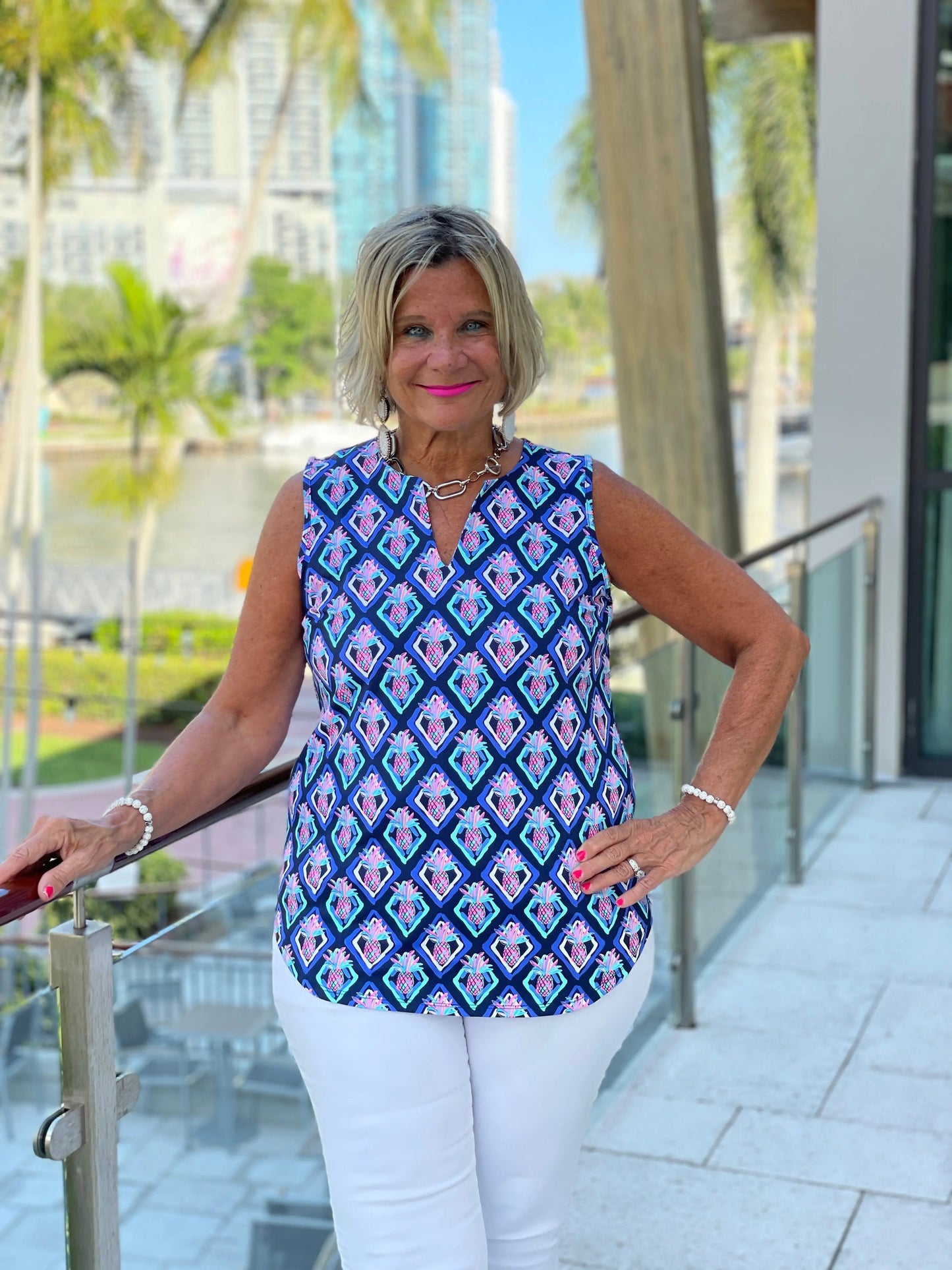 PINEAPPLE VACA SLEEVELESS V NECK