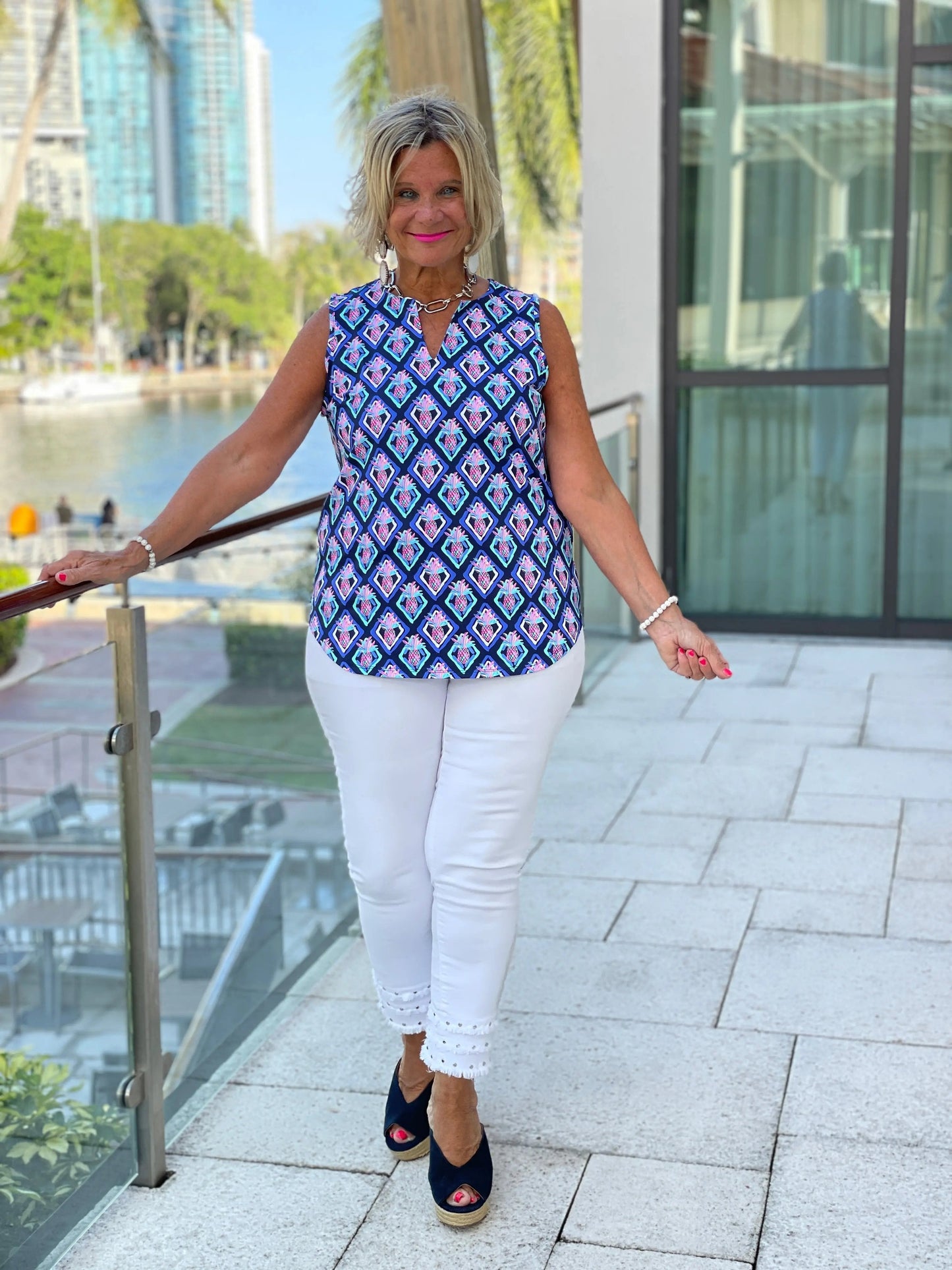 PINEAPPLE VACA SLEEVELESS V NECK