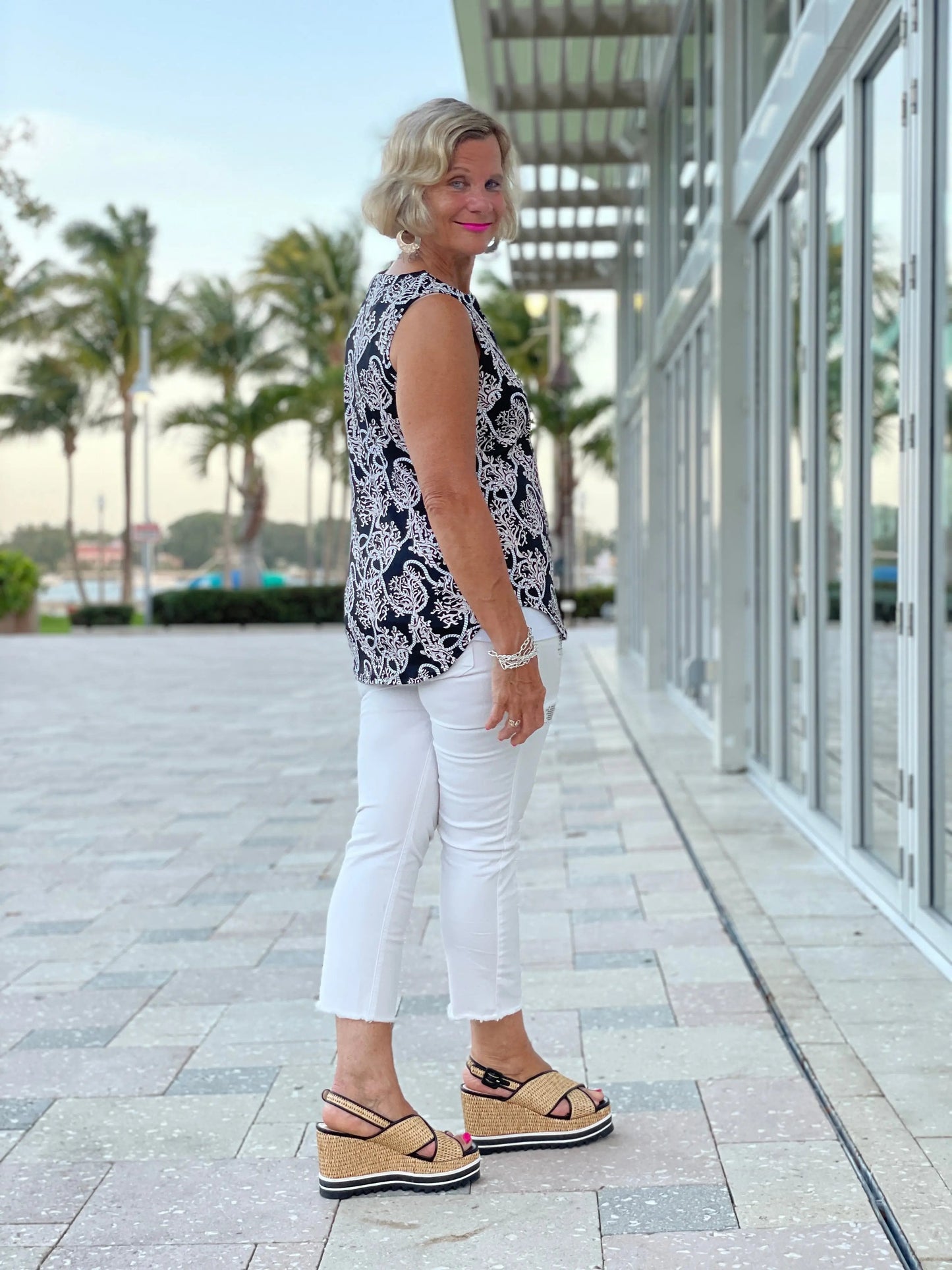 NAUTICAL LANE SLEEVELESS V- NECK