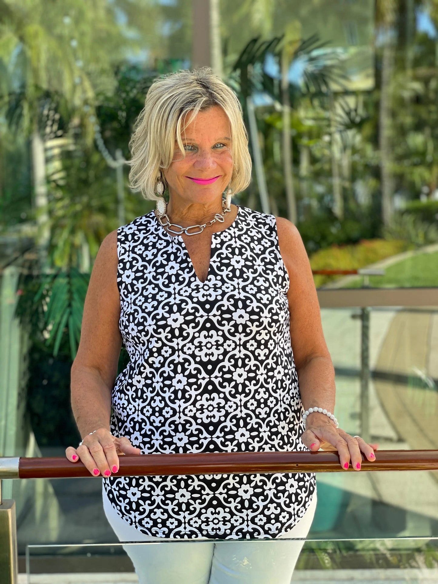 NAPLES DAY SLEEVELESS V NECK