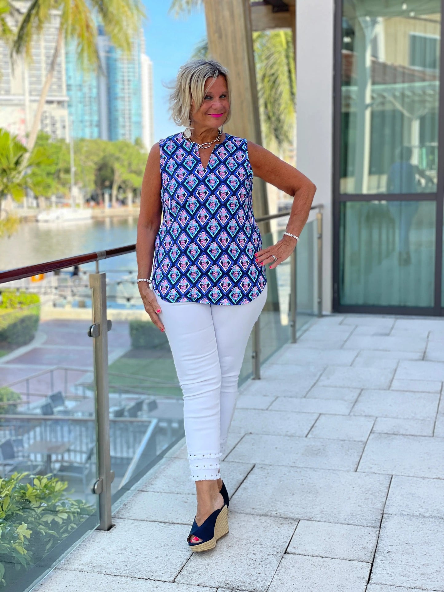 PINEAPPLE VACA SLEEVELESS V NECK